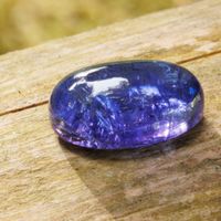 11cts Tansanit-Cabochon-purple at the edge, blue at the center-in sunlight